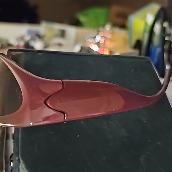 Guvivi maroon Sunglasses - Picture 4 of 4